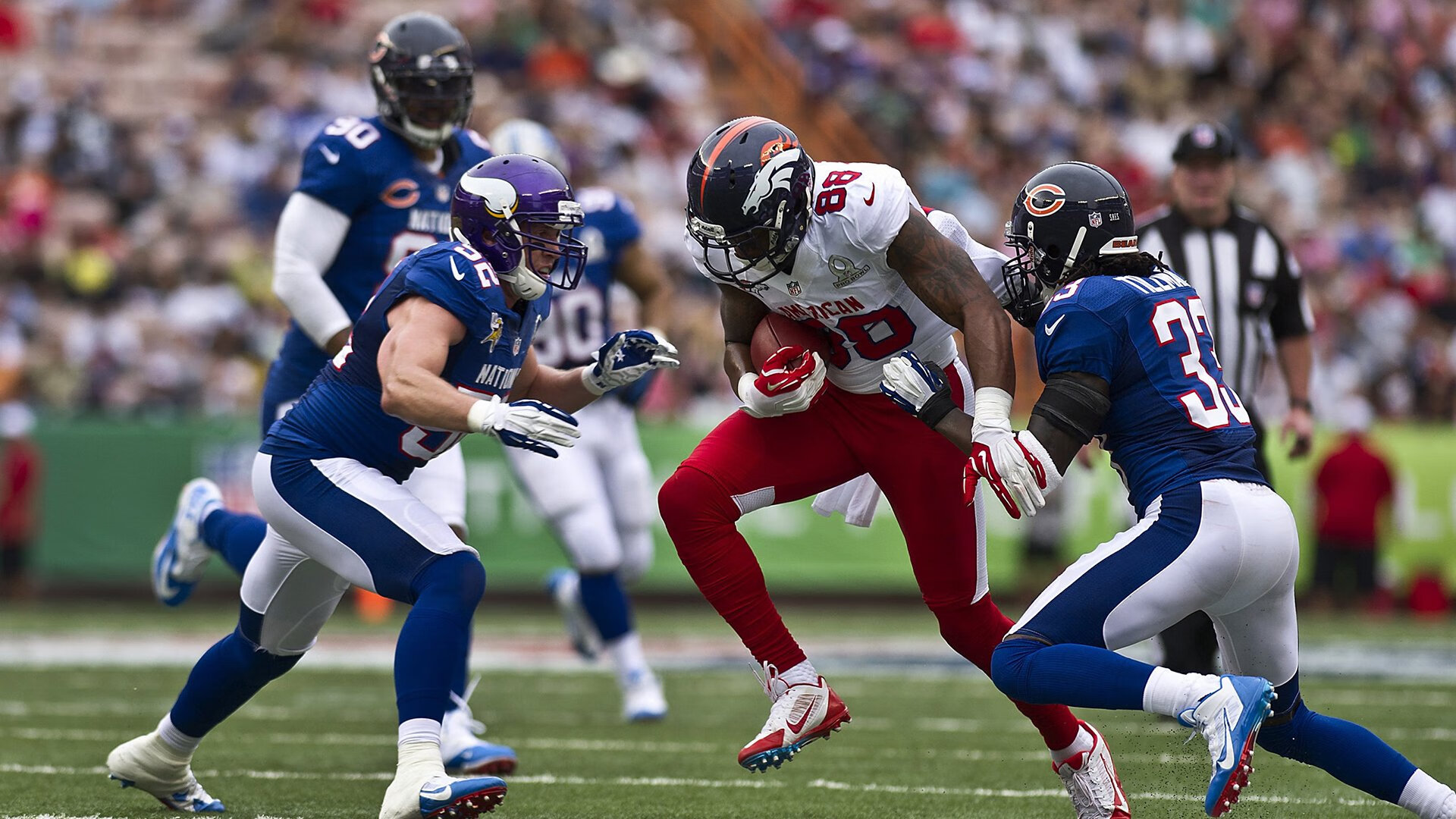 2016年季后赛:面对雷霆的“生死战”,库里挺身而出,投中多个超远距离三分,赢得“最佳表现”