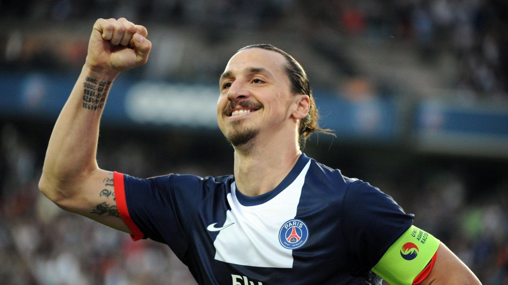 2017年季后赛:库里在对阵马刺的系列赛中,砍下39分,投中8记三分,率队晋级!