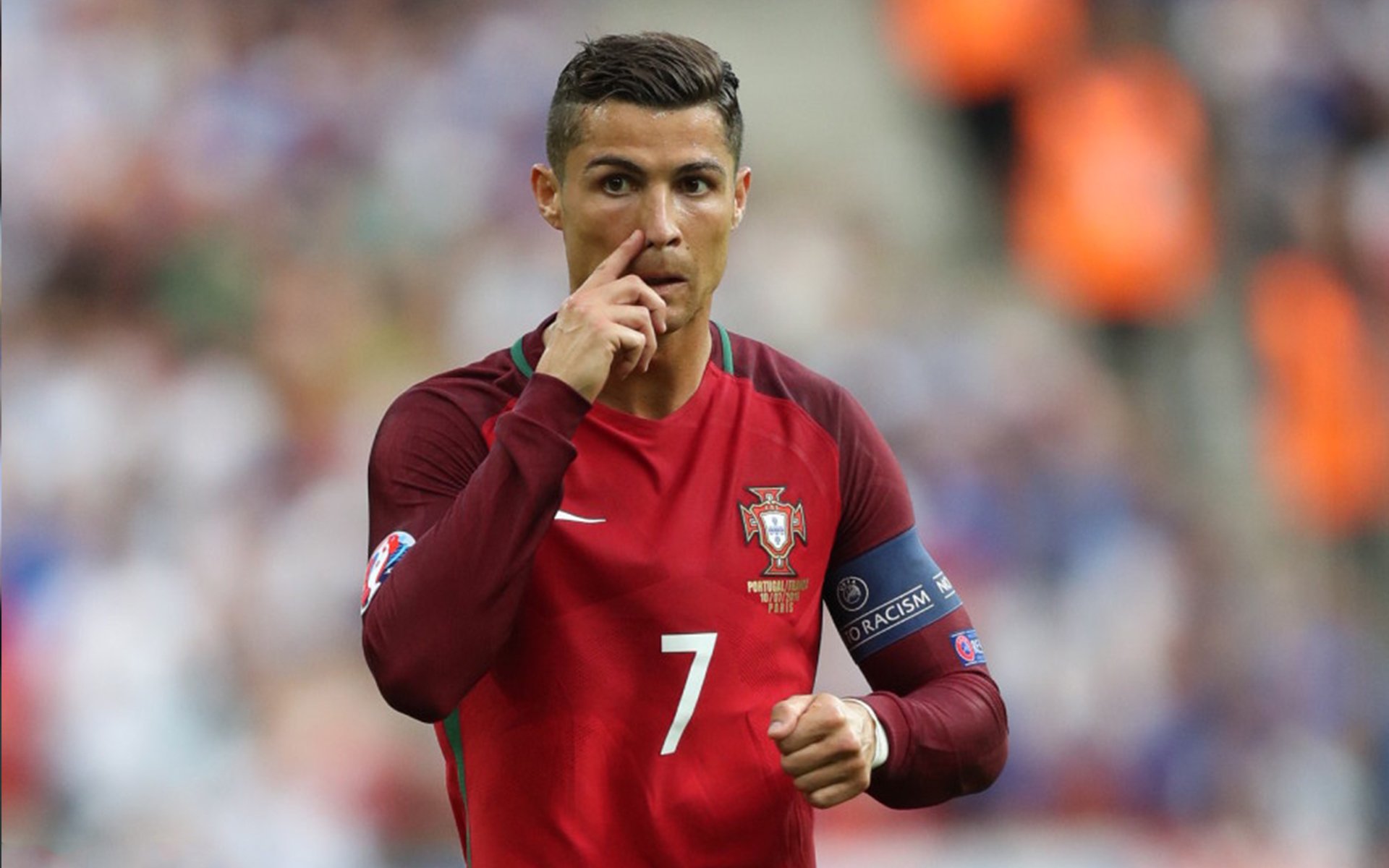 2016年季后赛:面对雷霆的“生死战”,库里挺身而出,投中多个超远距离三分,赢得“最佳表现”